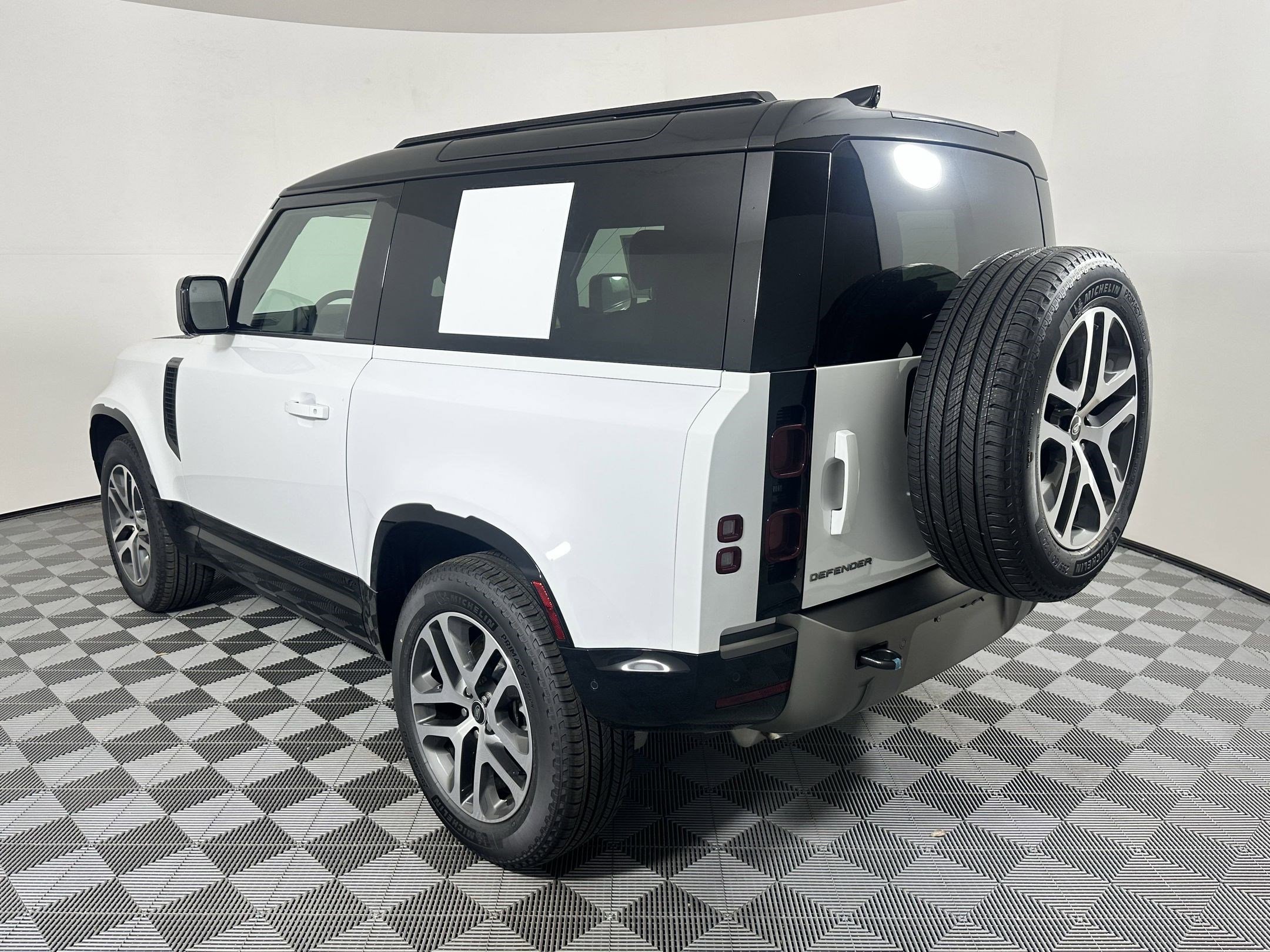 2025 Land Rover Defender 90 X-Dynamic SE photo 3