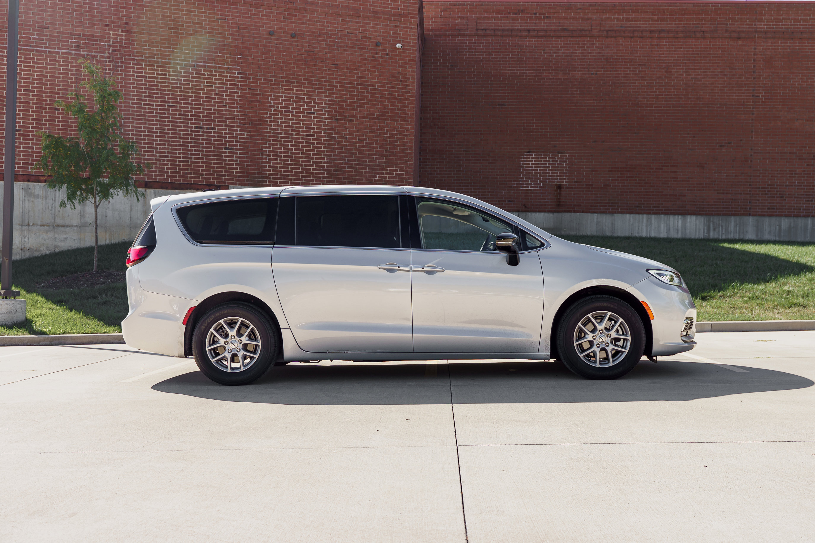 2024 Chrysler Pacifica Touring L photo 3