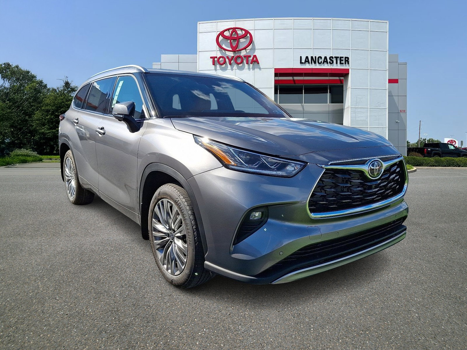 2025 Toyota Highlander Platinum's photo