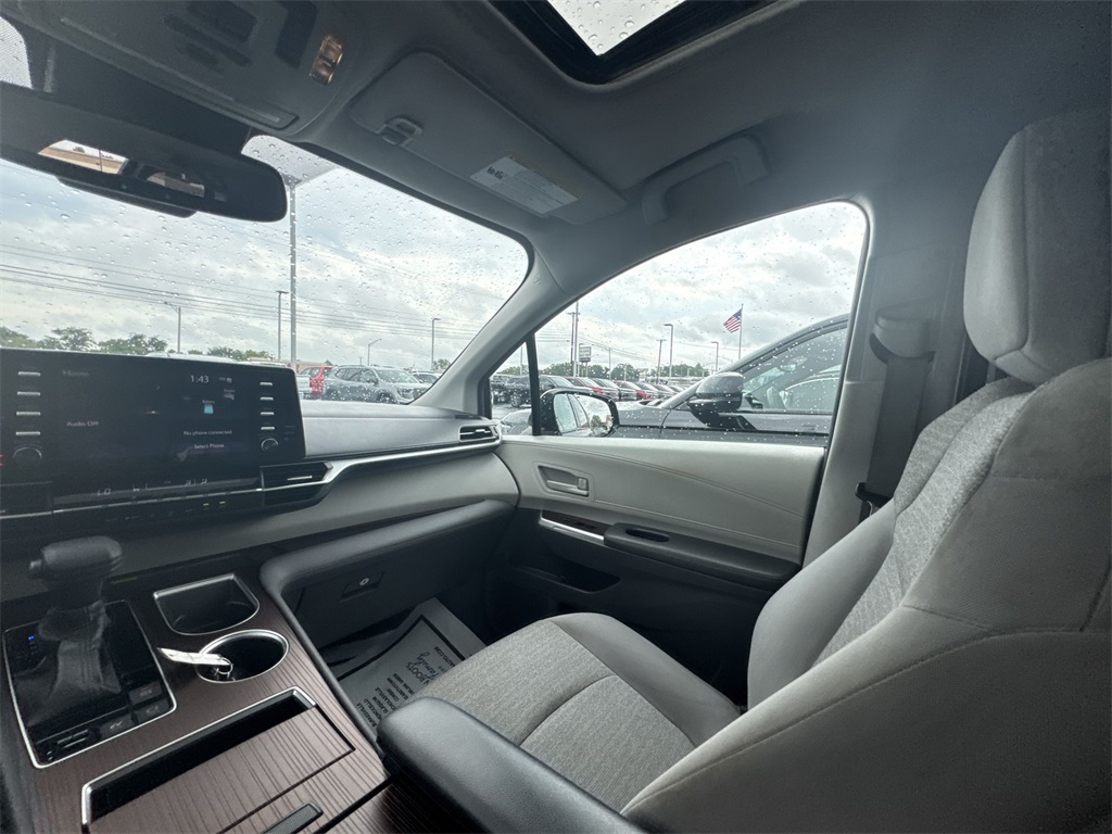 2021 Toyota Sienna LE photo 11
