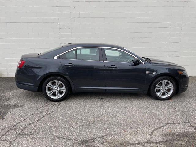 2017 Ford Taurus SEL photo 3