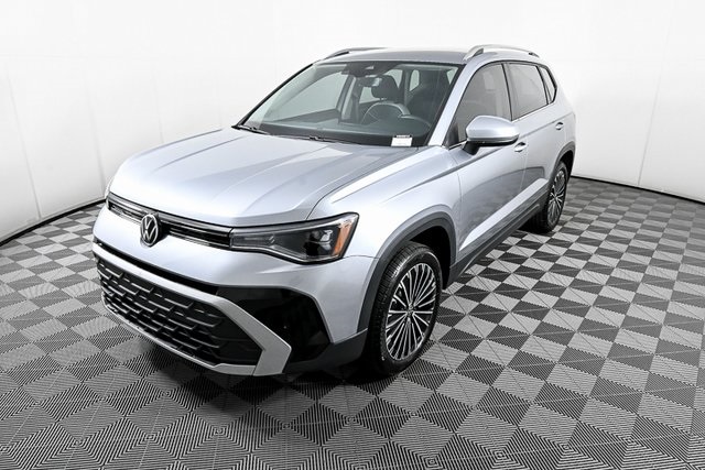 2025 Volkswagen Taos SE photo 3