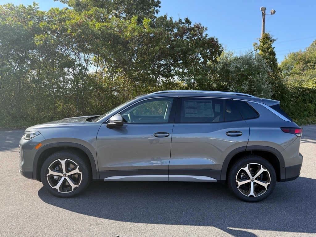 2025 Volkswagen Tiguan SE photo 2