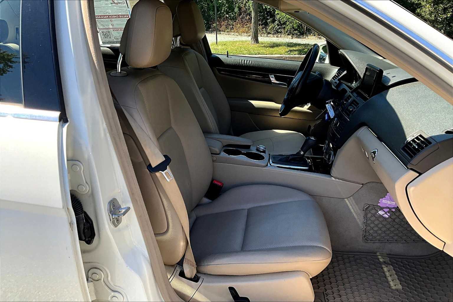 2011 Mercedes Benz C 300 Sport photo 8