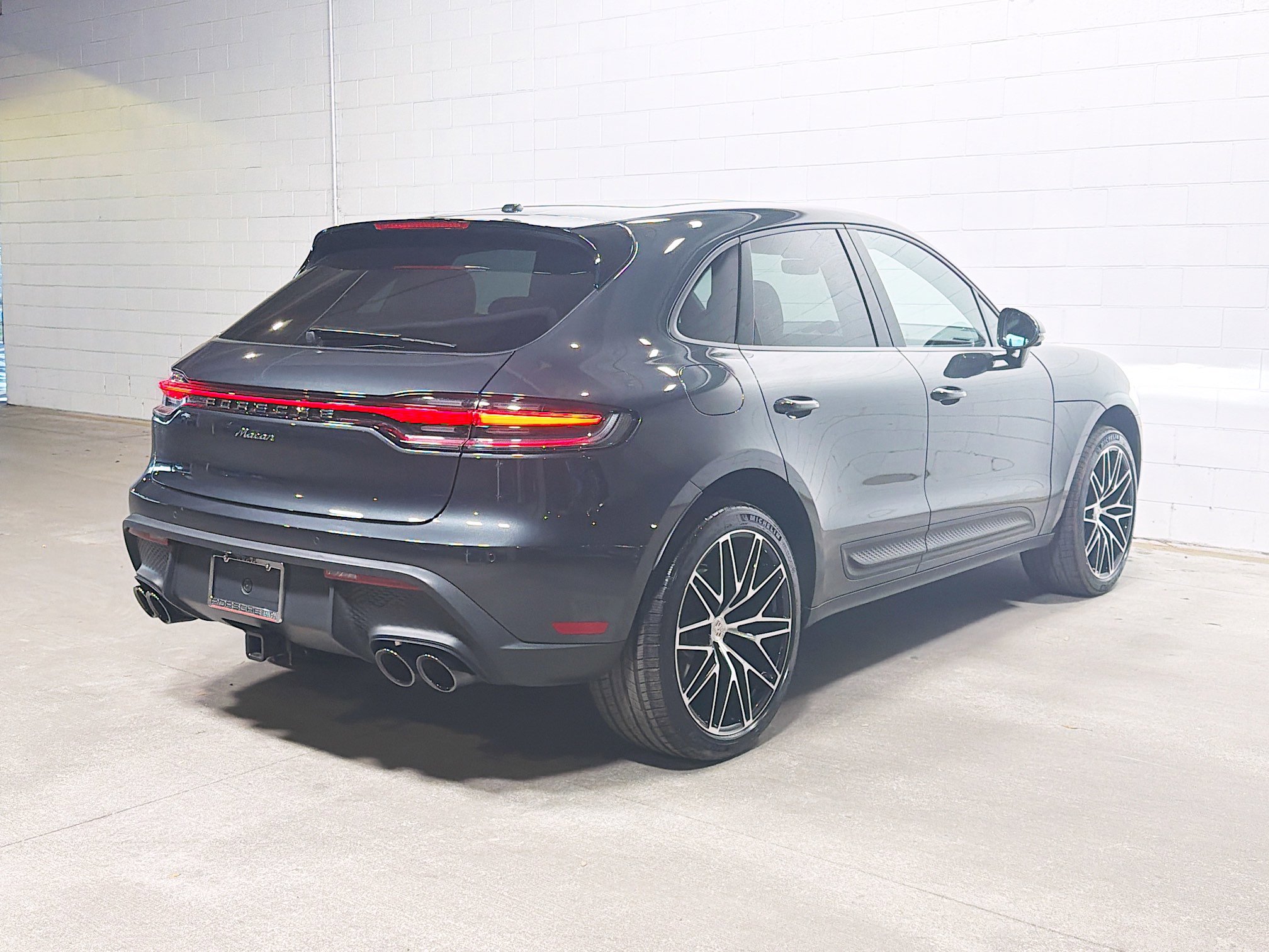 2025 Porsche Macan T photo 4