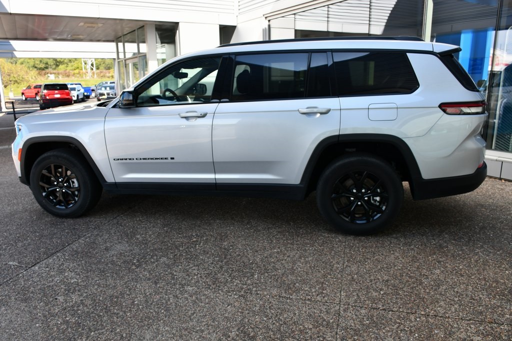 2024 Jeep Grand Cherokee Altitude photo 2
