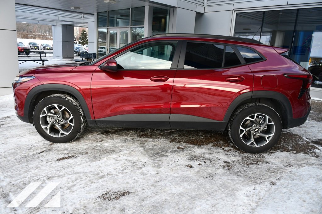 2025 Chevrolet Trax LT photo 3