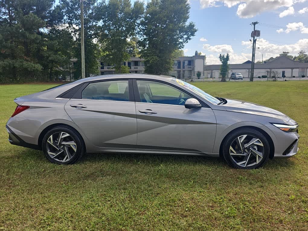 2024 Hyundai Elantra Limited photo 4