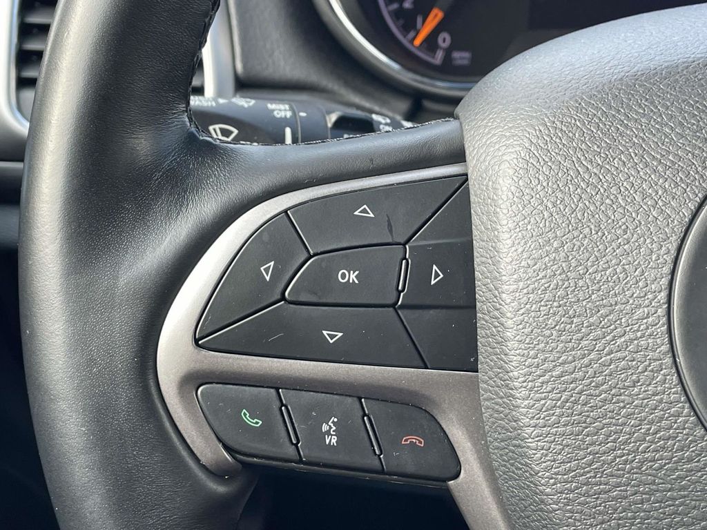 2021 Jeep Grand Cherokee Laredo X photo 25
