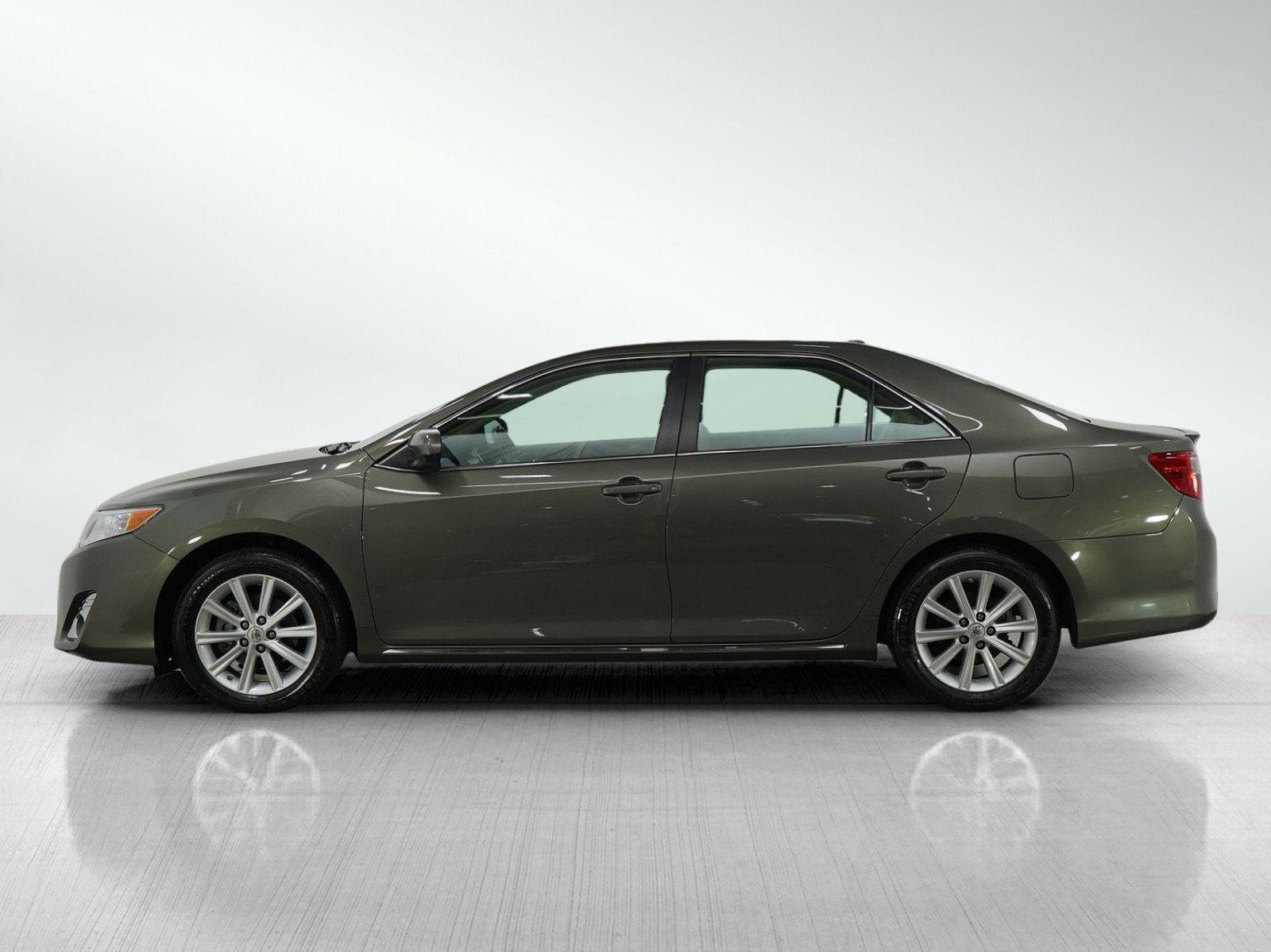 Used 2014 Toyota Camry XLE with VIN 4T1BF1FK1EU810898 for sale in Burnsville, Minnesota