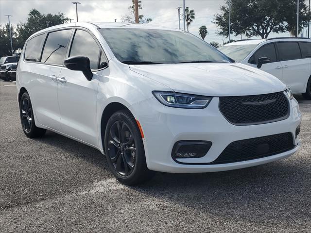 2026 Chrysler Pacifica Select's photo