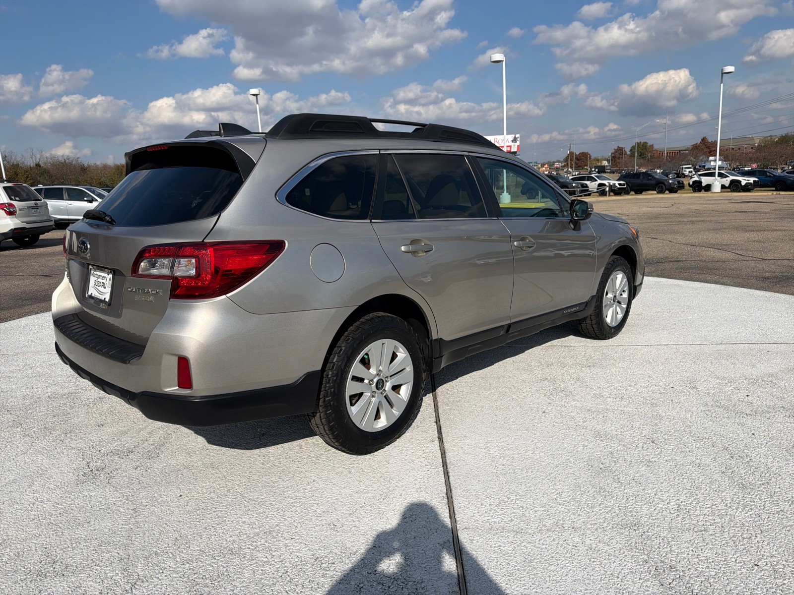 2017 Subaru Outback Premium photo 2