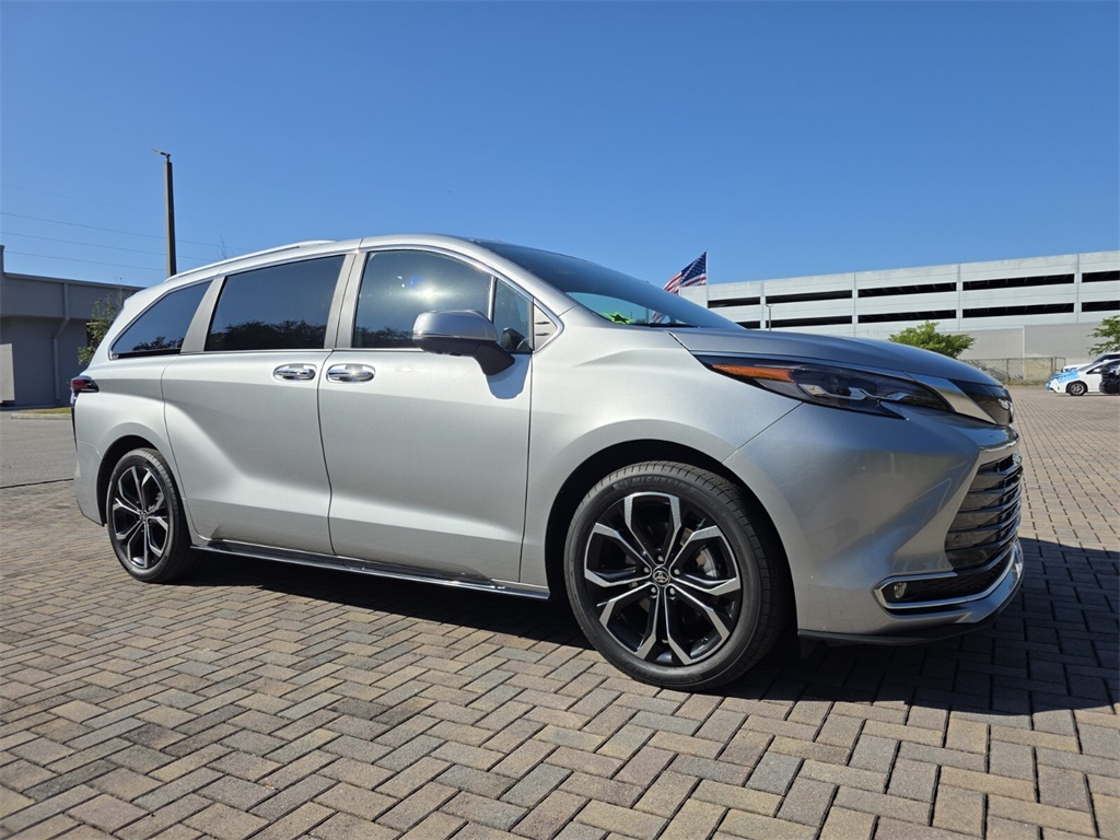 2025 Toyota Sienna Platinum's photo