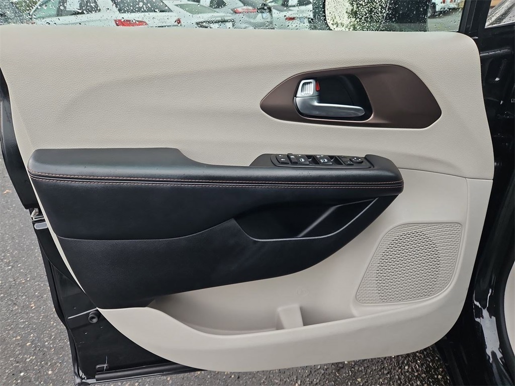 2019 Chrysler Pacifica Touring L photo 8
