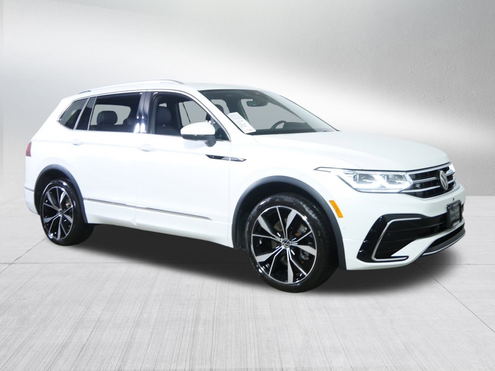 2023 Volkswagen Tiguan SEL R-LINE's photo