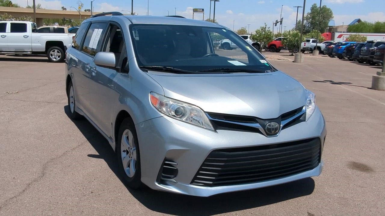 2020 Toyota Sienna LE photo 3