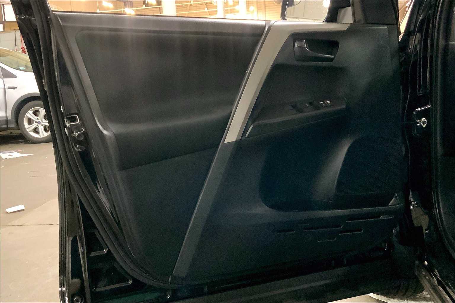 2017 Toyota RAV4 LE photo 20
