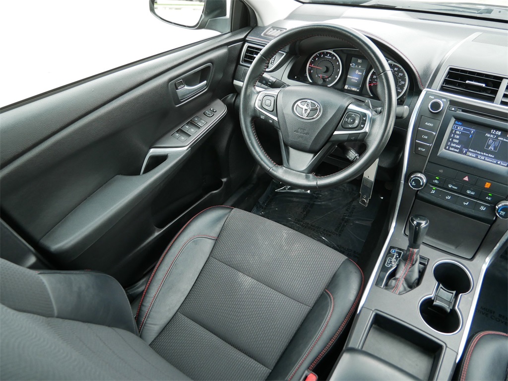 2016 Toyota Camry SE photo 13