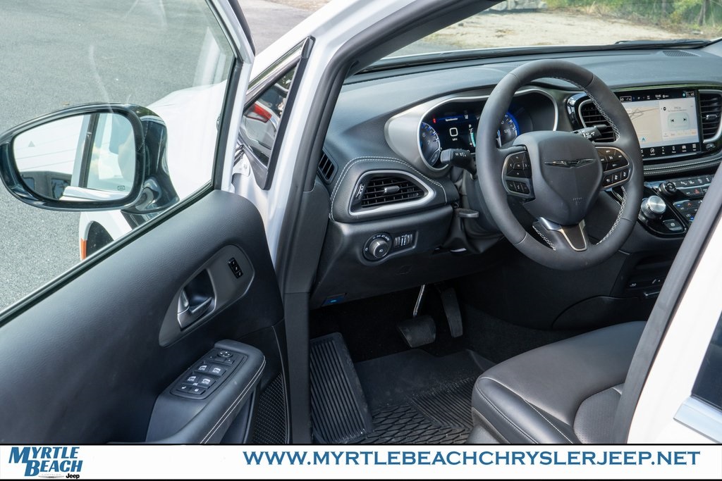 2025 Chrysler Pacifica photo 16