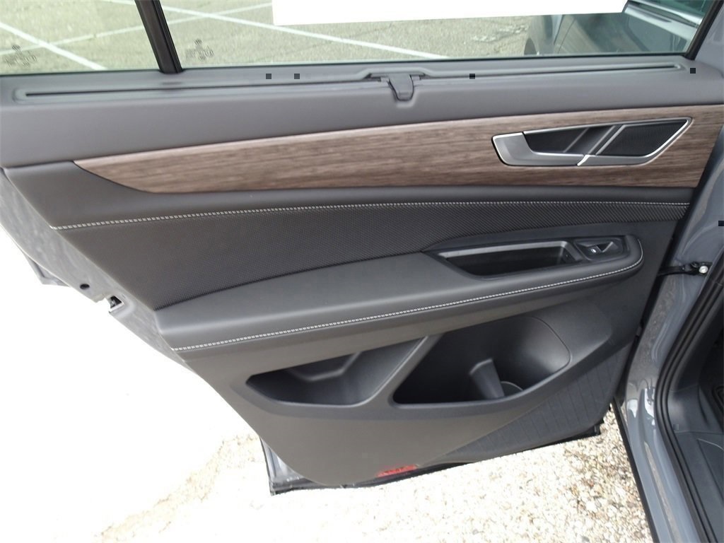 2025 Volkswagen Atlas SEL photo 15