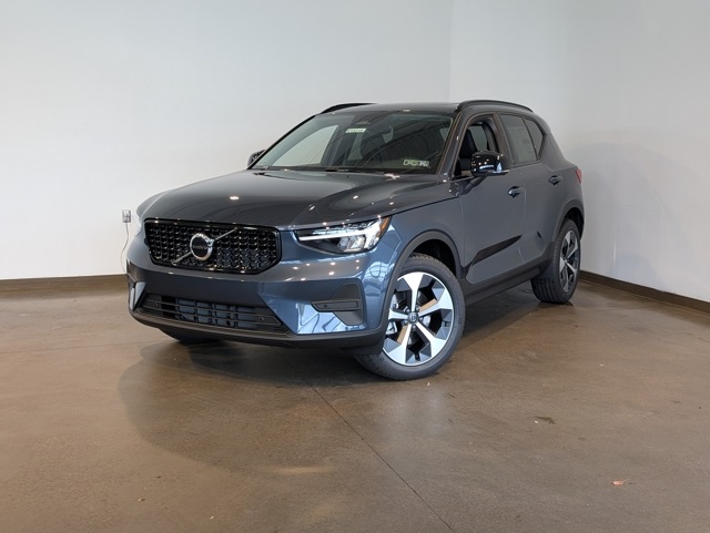 2026 Volvo XC40 Core's photo
