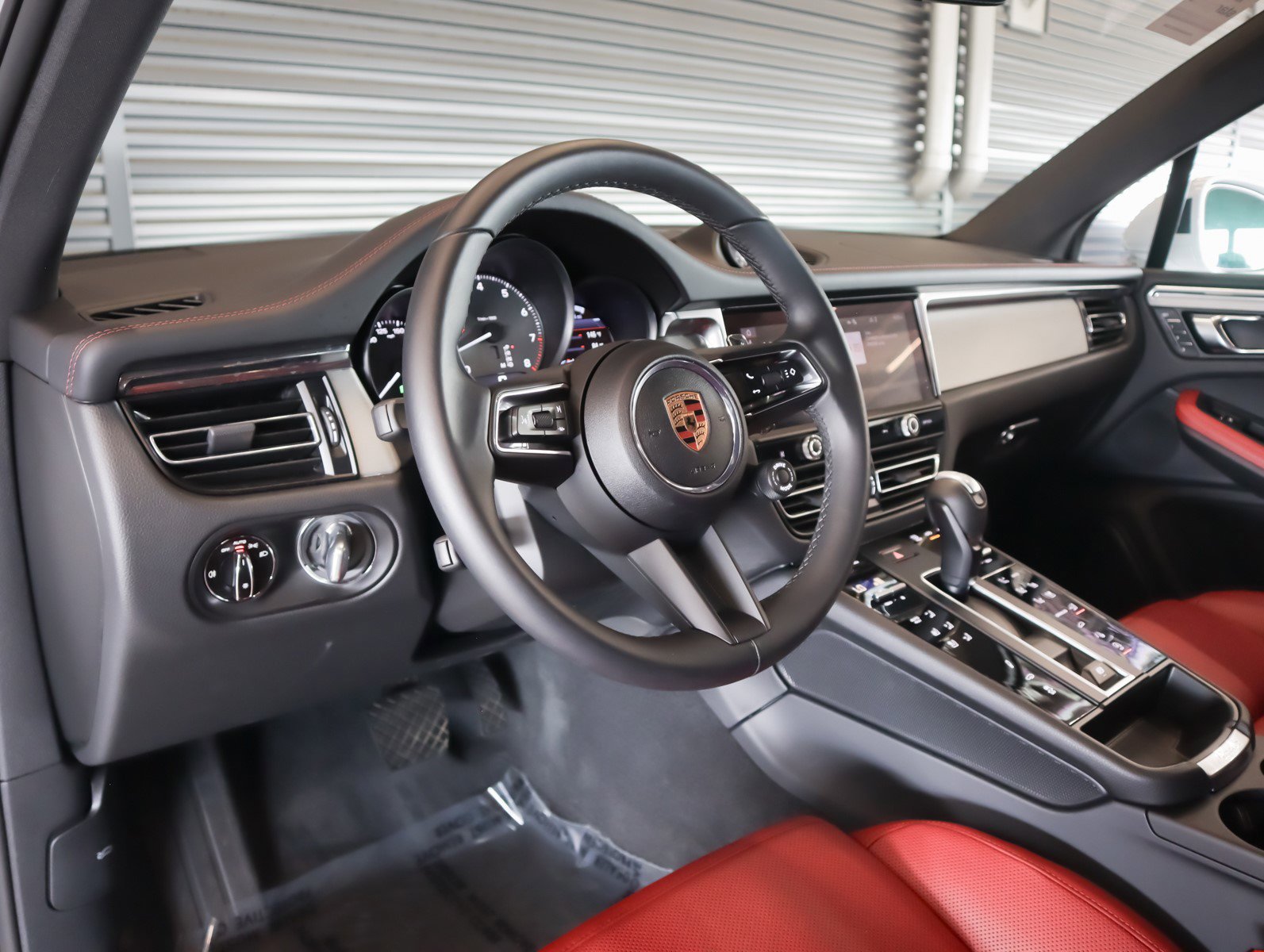 2025 Porsche Macan S photo 4