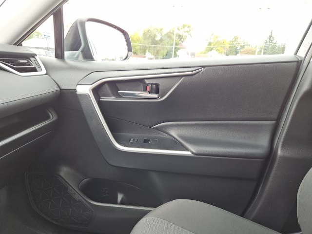 2022 Toyota RAV4 Hybrid XLE photo 32