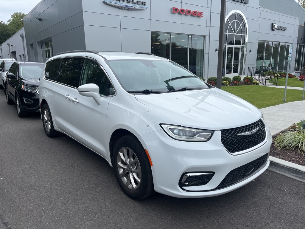 2022 Chrysler Pacifica Touring L photo 3