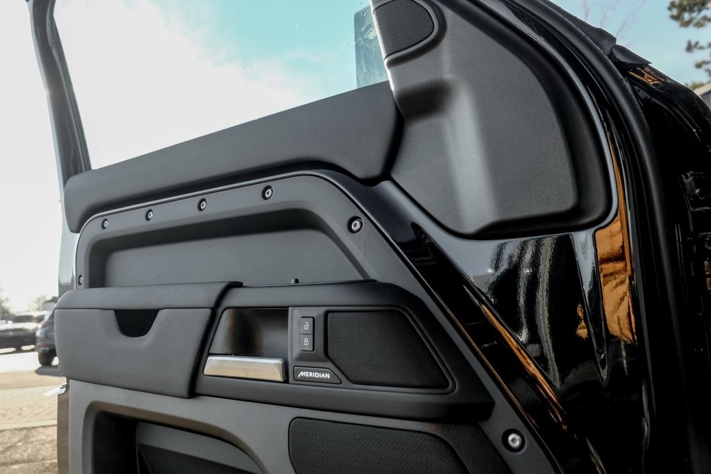 2025 Land Rover Defender 110 S photo 9
