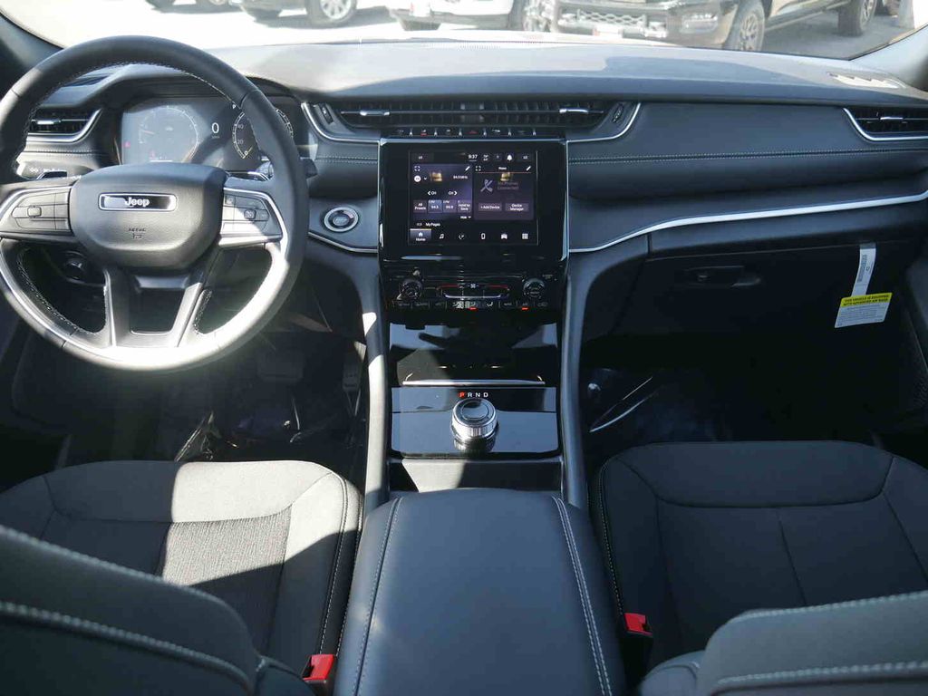 2025 Jeep Grand Cherokee Laredo photo 3