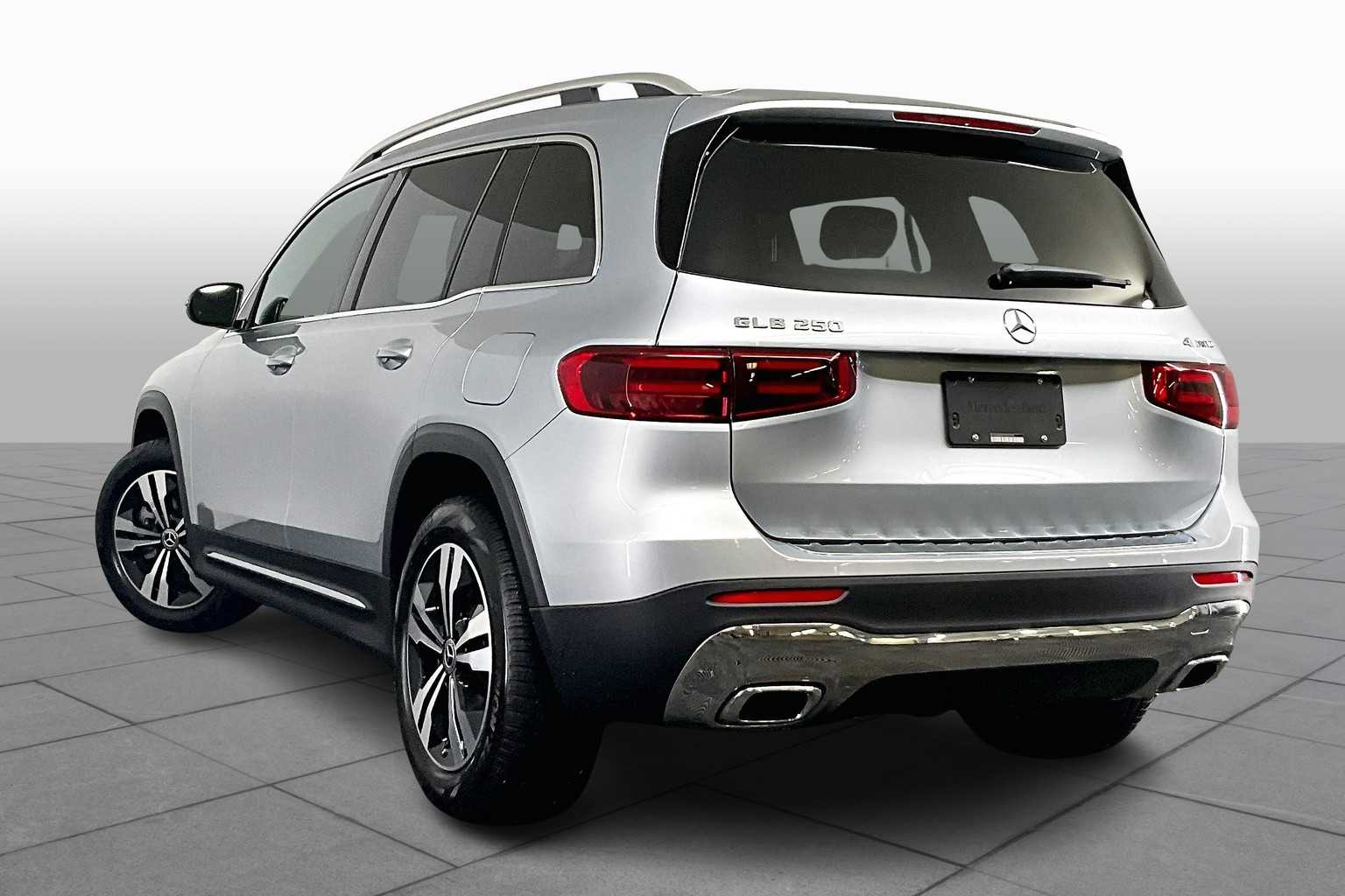 2026 Mercedes Benz GLB 250 4MATIC photo 4