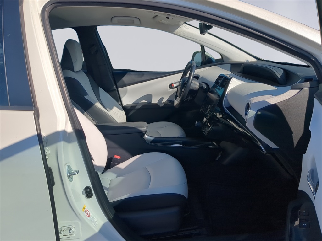 2017 Toyota Prius Three Touring photo 17