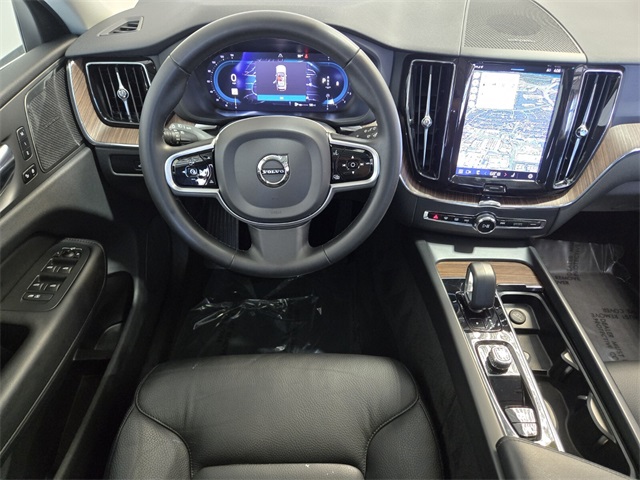 2023 Volvo XC60 B5 Plus photo 12