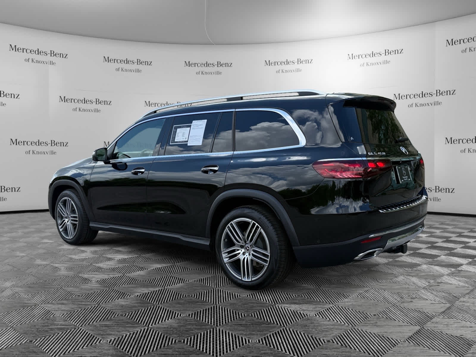 2025 Mercedes Benz GLS 450 4MATIC photo 3