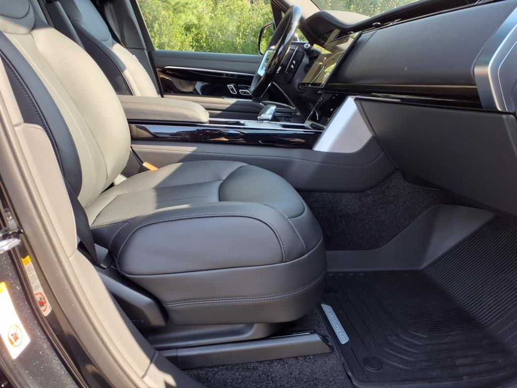 2025 Land Rover Range Rover SE photo 3
