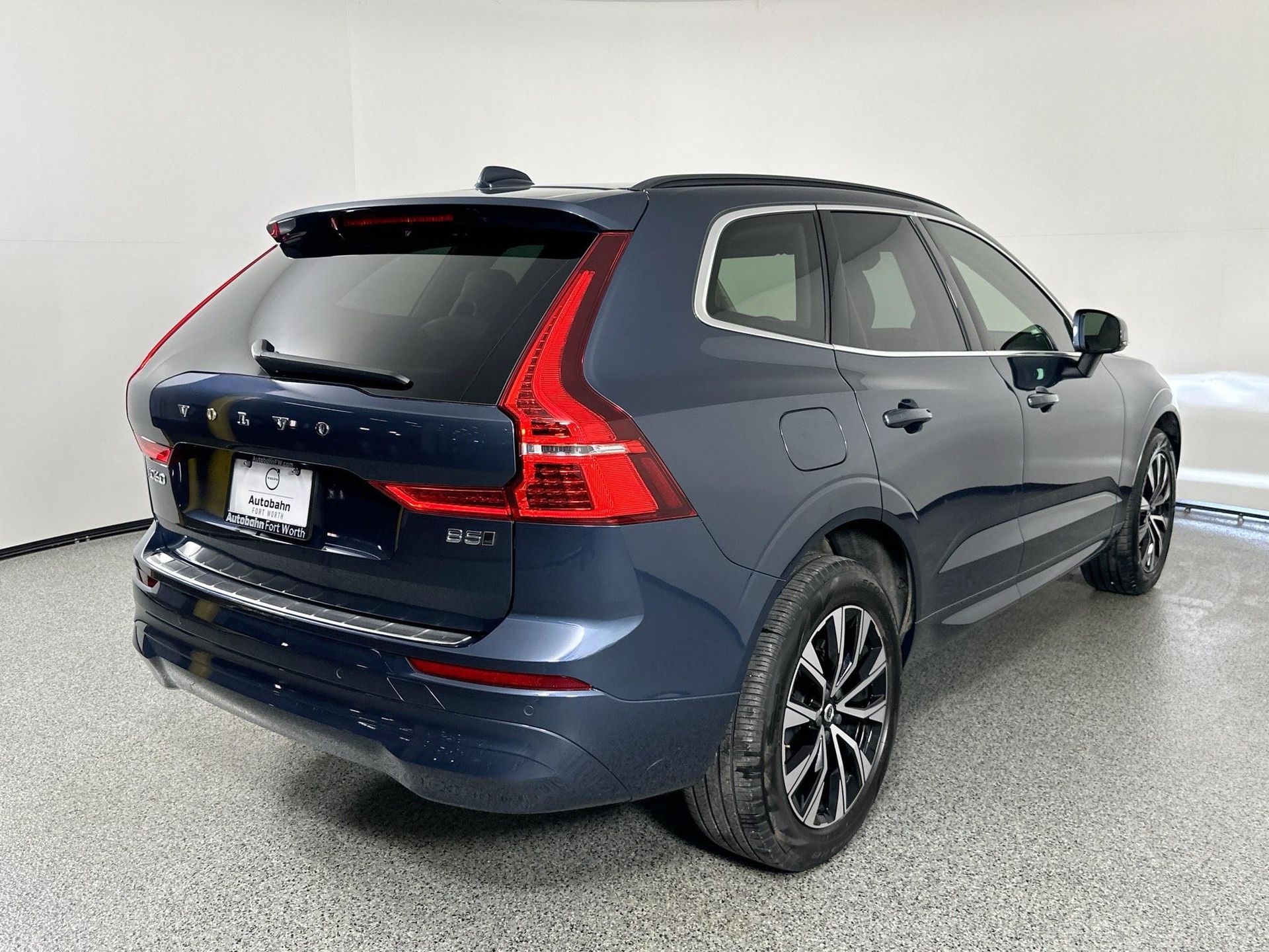 2023 Volvo XC60 B5 Core photo 4