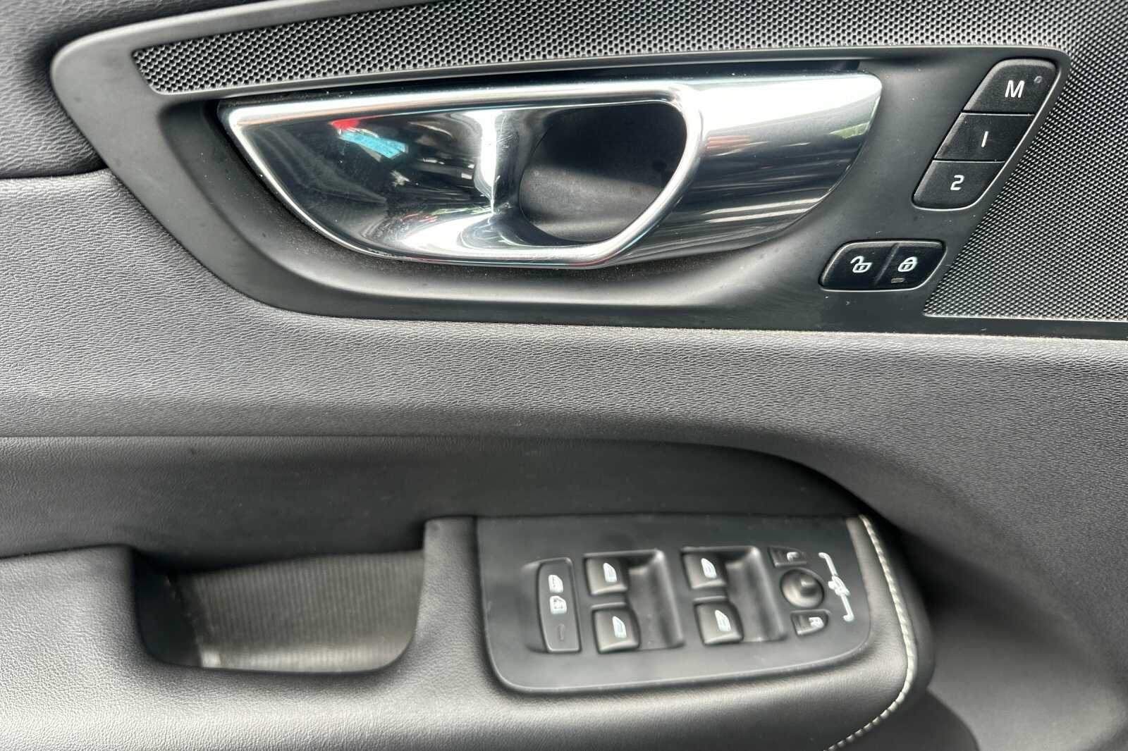 2018 Volvo XC60 T6 R-Design photo 11