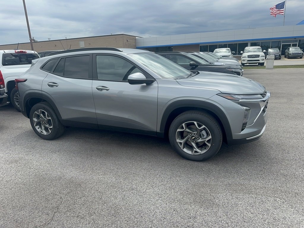 2025 Chevrolet Trax LT photo 4
