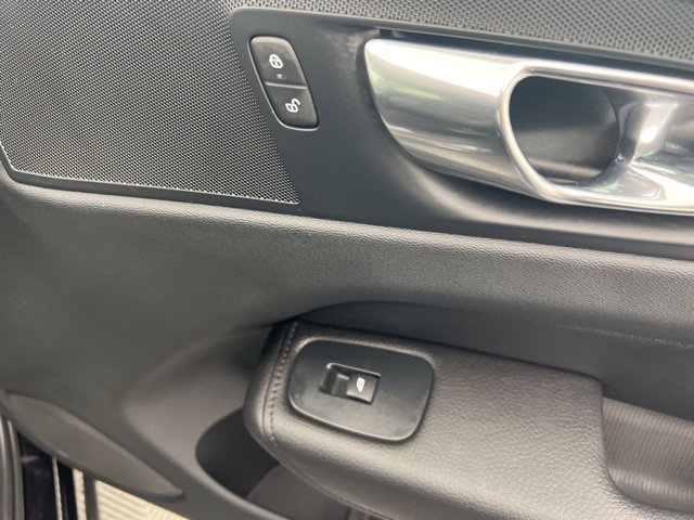 2022 Volvo XC60 B5 Momentum photo 24