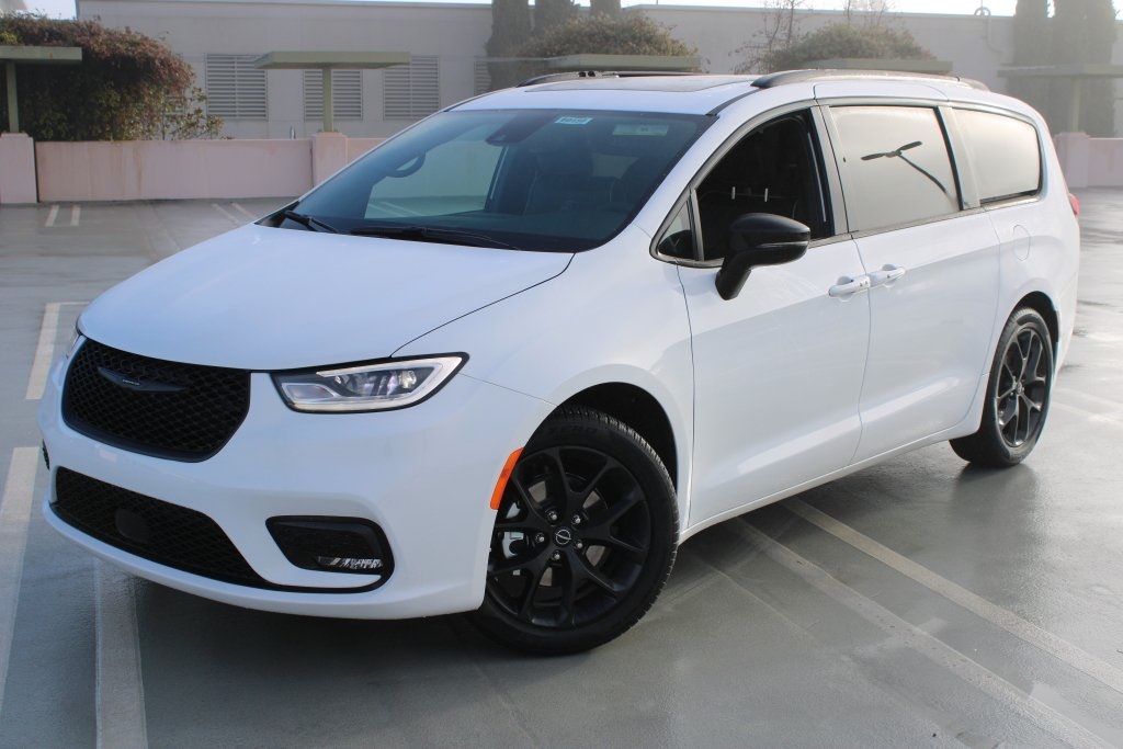 2026 Chrysler Pacifica Limited's photo