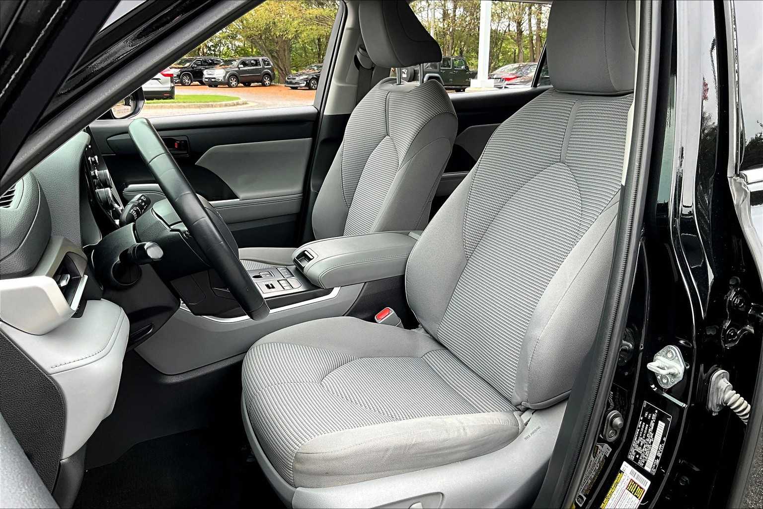 2022 Toyota Highlander LE photo 7