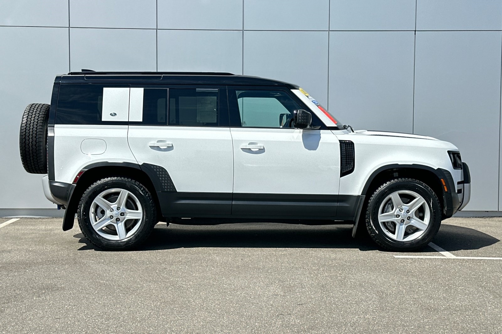 2021 Land Rover Defender 110 SE photo 6