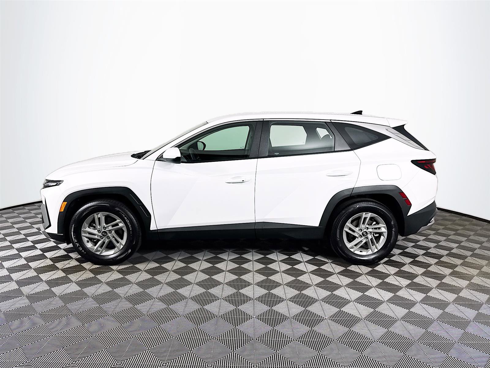 2025 Hyundai Tucson SE photo 4