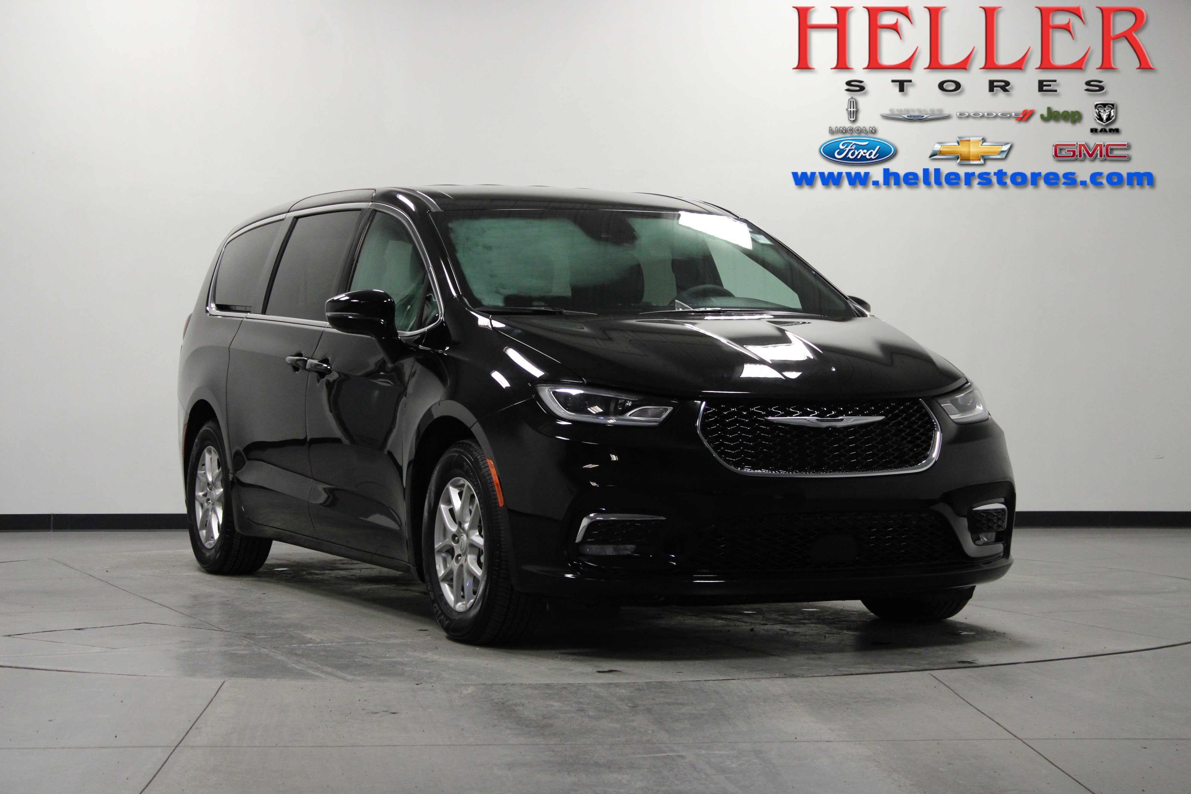 2025 Chrysler Pacifica Select's photo