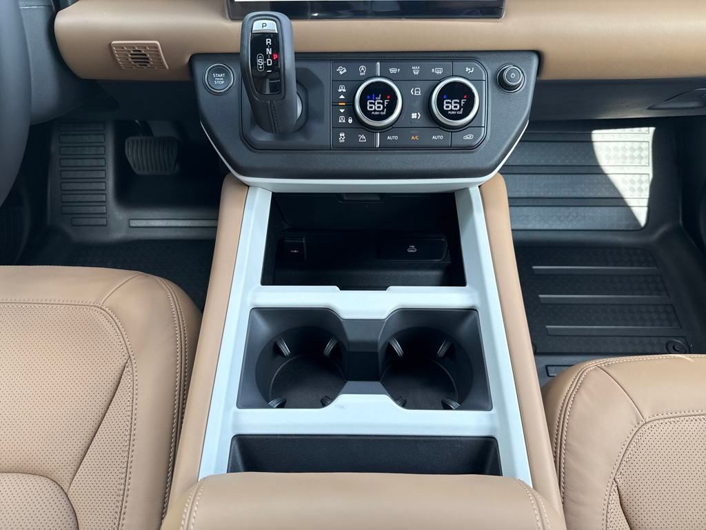 2025 Land Rover Defender 130 X-Dynamic SE photo 25