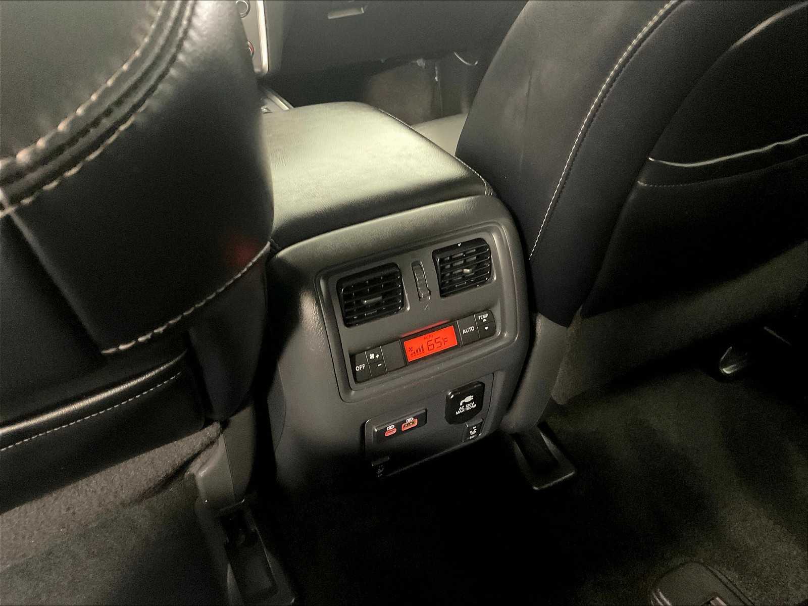 2019 Nissan Pathfinder SL photo 28