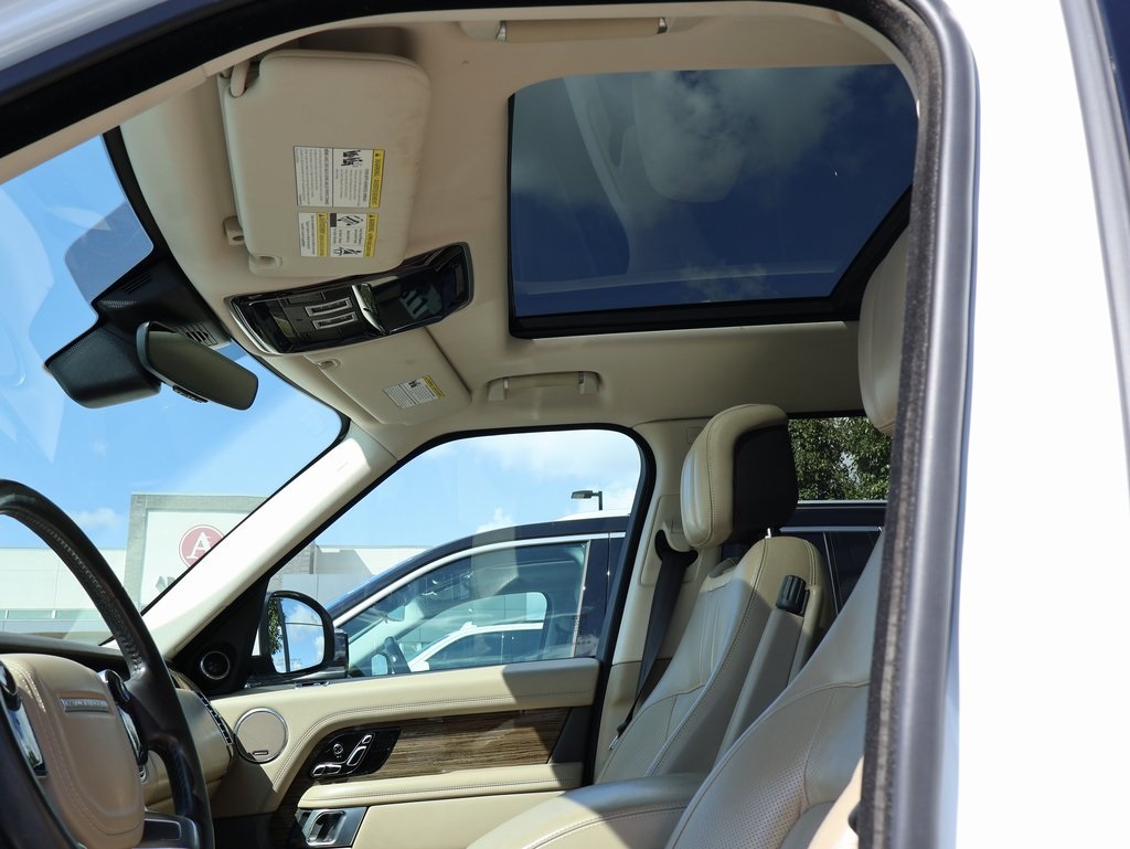 2019 Land Rover Range Rover HSE photo 18