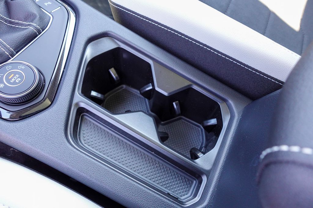 2025 Volkswagen Taos SE photo 16