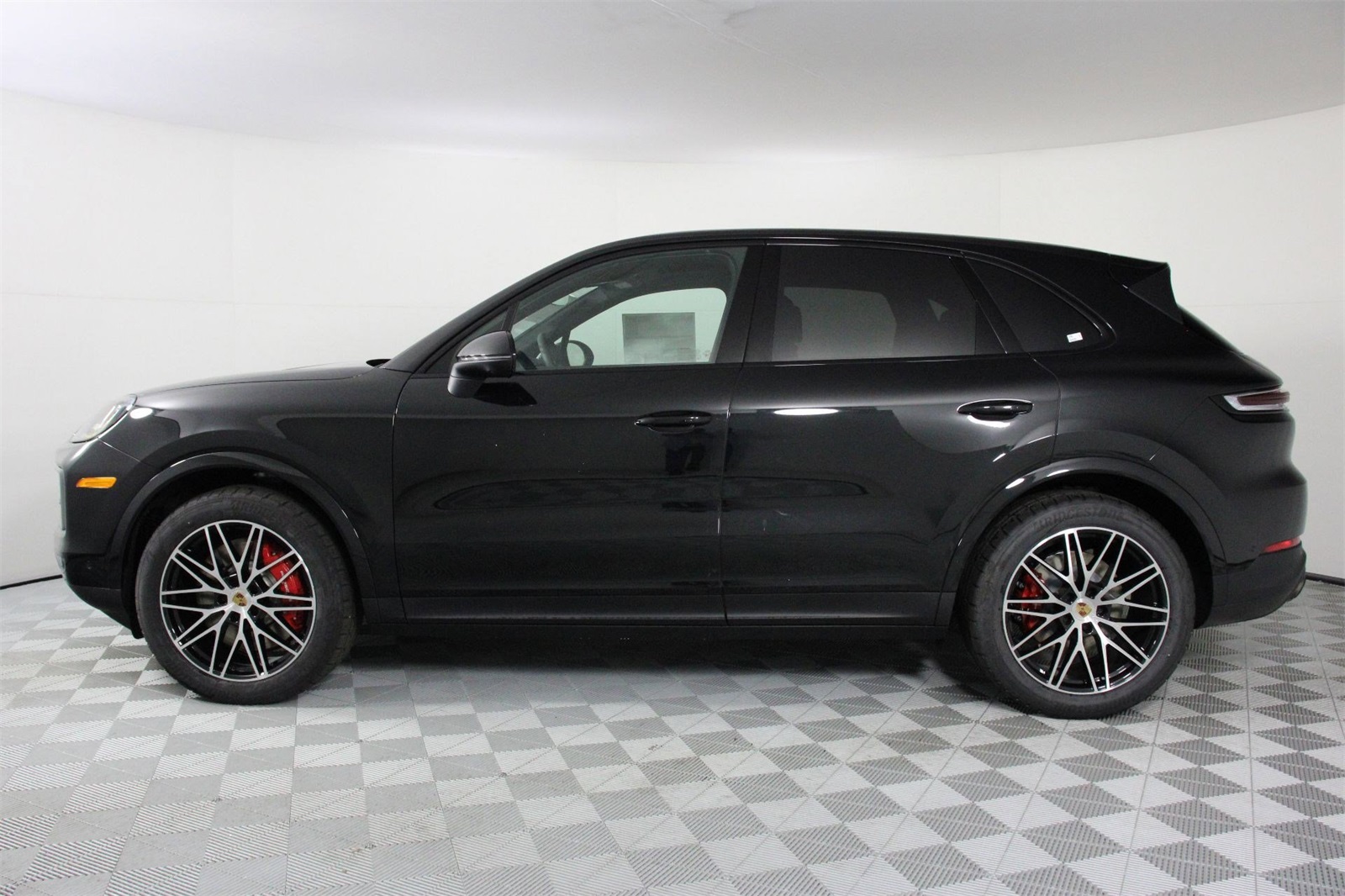 2025 Porsche Cayenne S photo 2