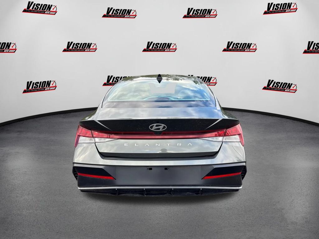 2024 Hyundai Elantra SEL Convenience photo 6